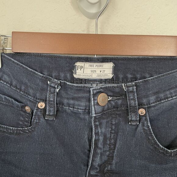 Free People Wide Leg Jeans Flare Size 27 Dark Wash Blue Raw Hem Mid Rise Stretch - Picture 4 of 8